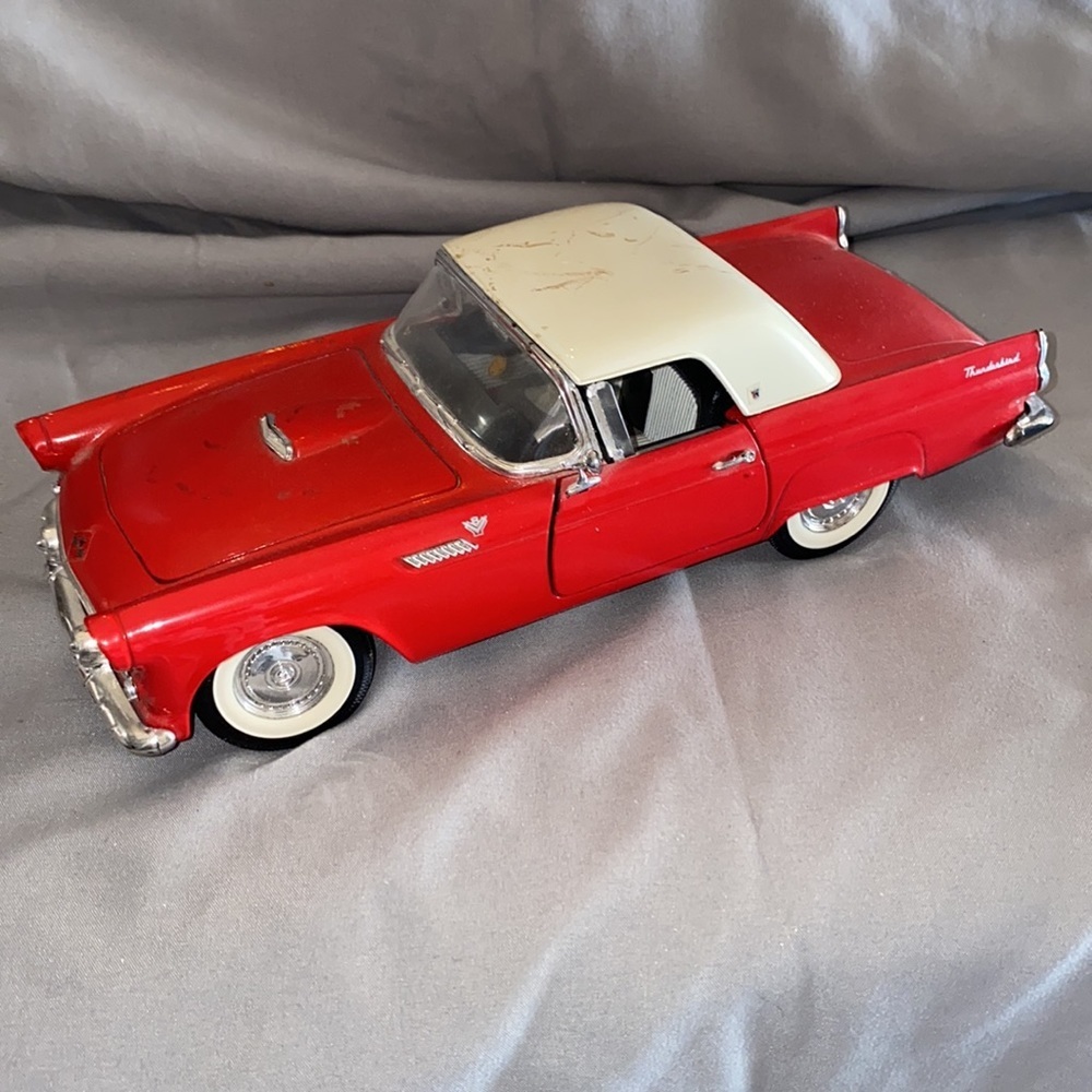 1955 Ford Thunderbird 1/18 Scale Die Cast Model Car - Picture 3 of 6